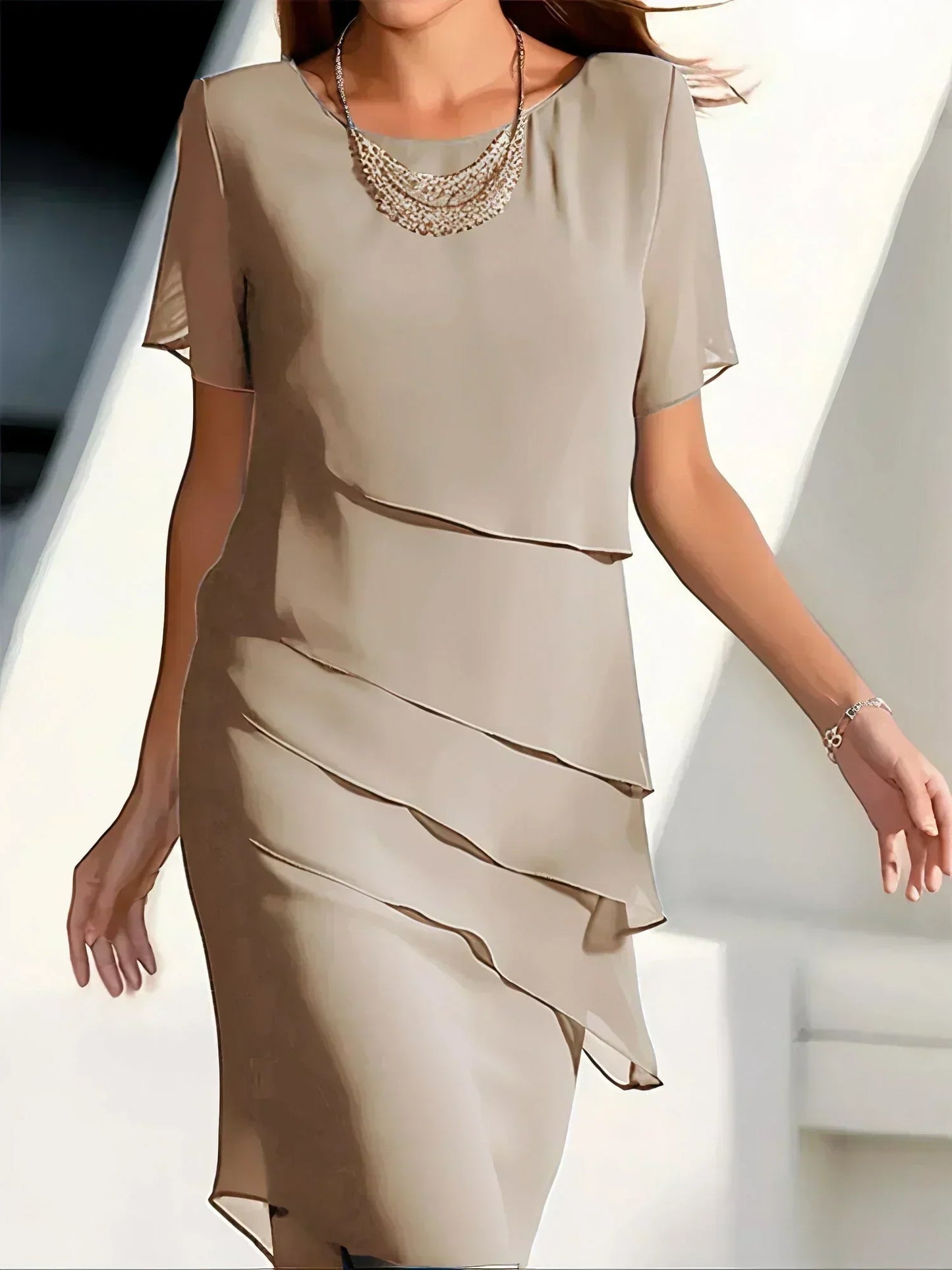 Lujoso vestido medio con capas