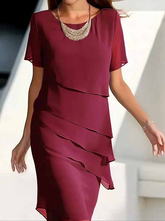 Lujoso vestido medio con capas