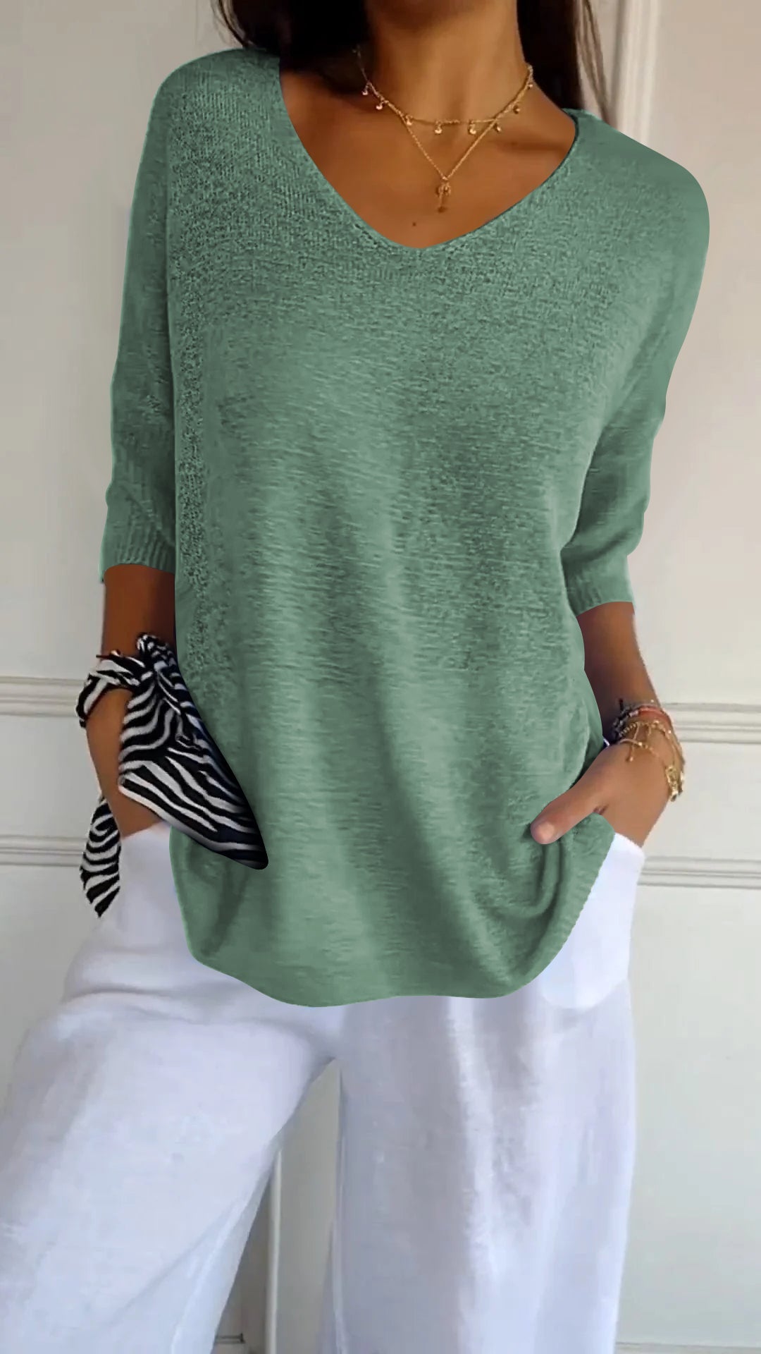 Blusa atemporal con cuello en V