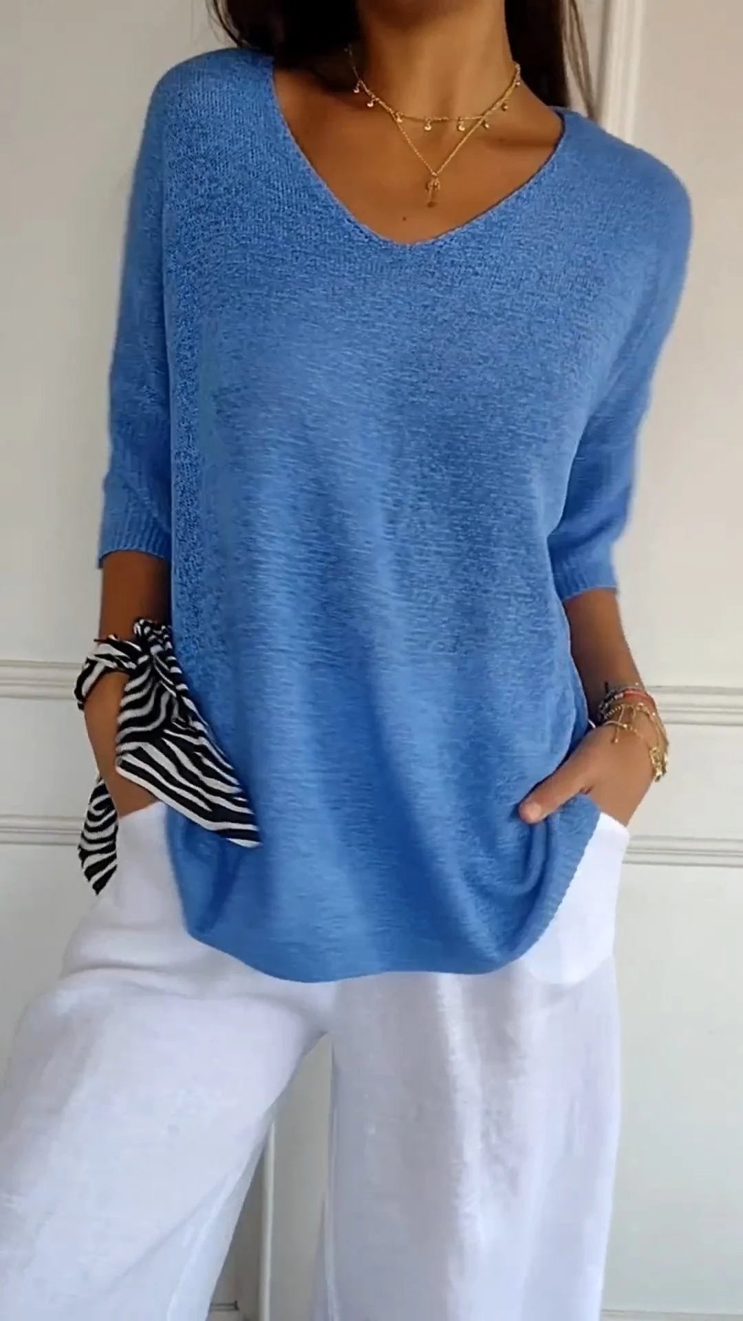 Blusa atemporal con cuello en V