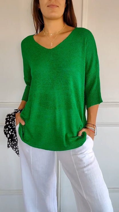 Blusa atemporal con cuello en V