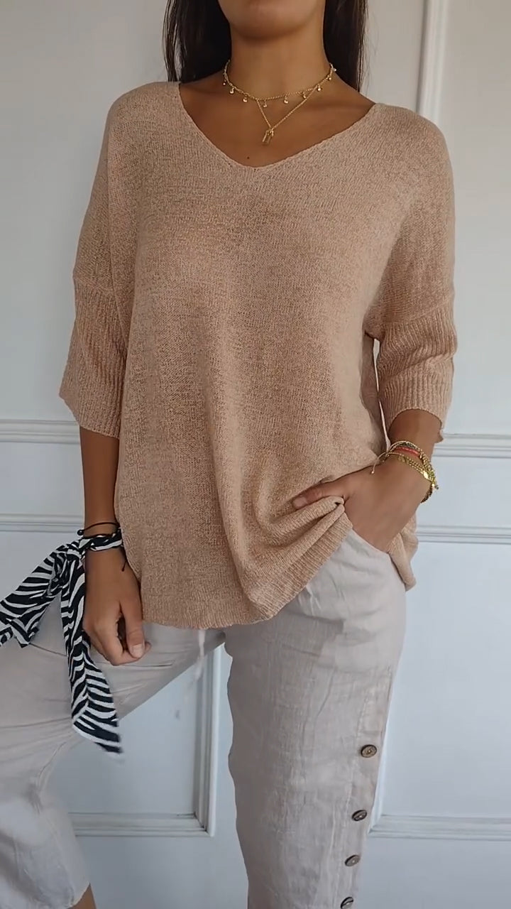 Blusa atemporal con cuello en V
