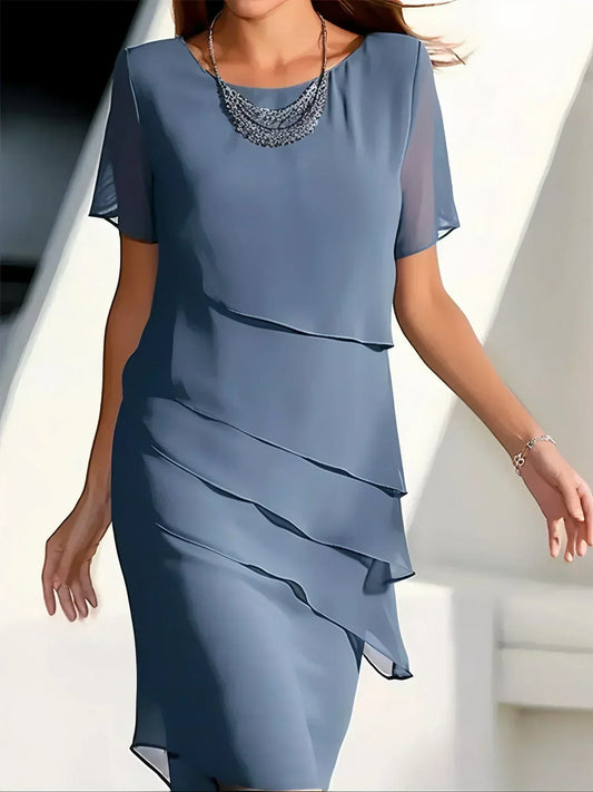 Lujoso vestido medio con capas