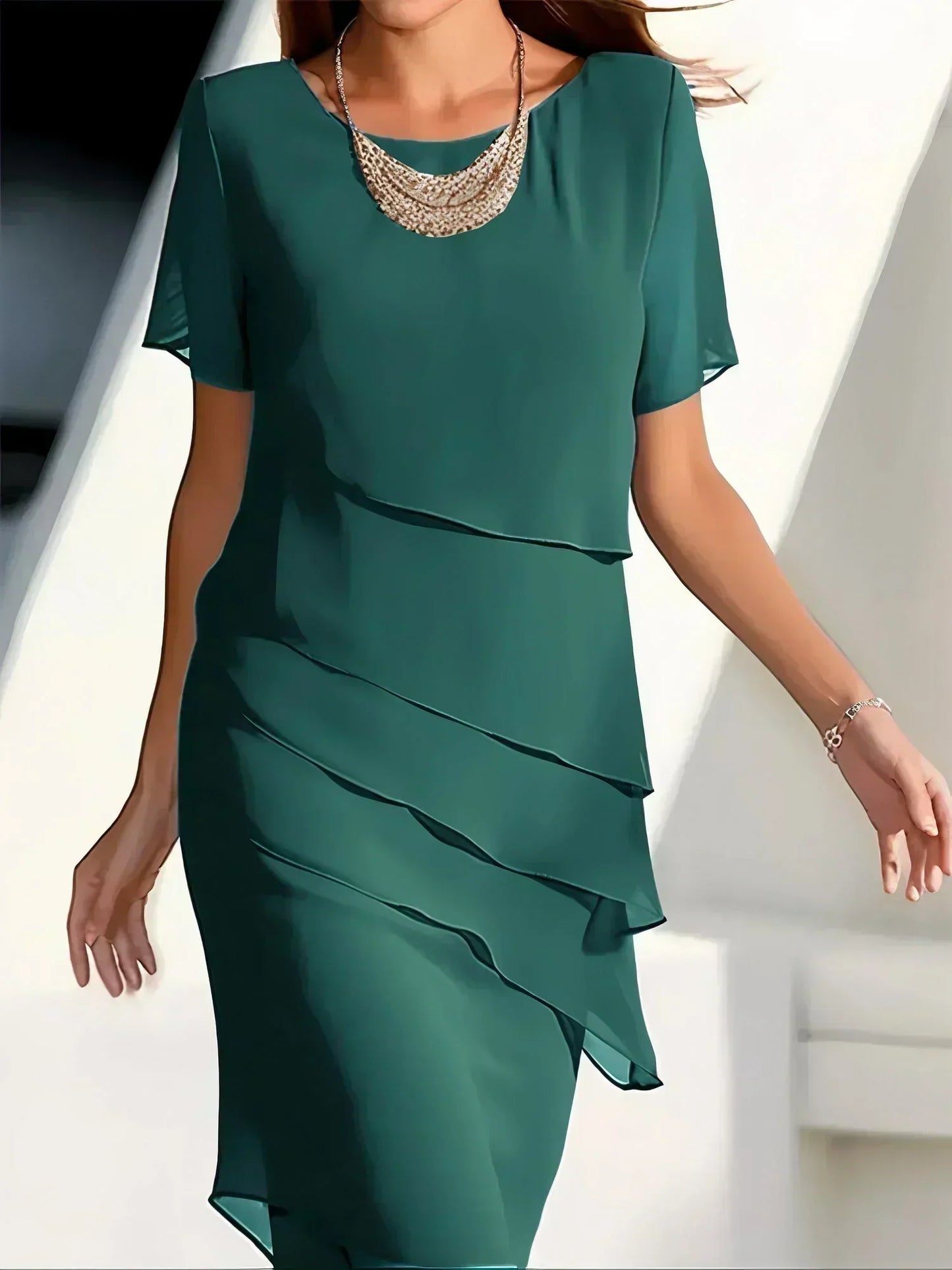 Lujoso vestido medio con capas
