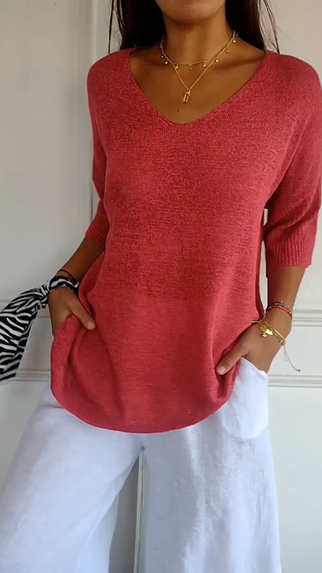 Blusa atemporal con cuello en V