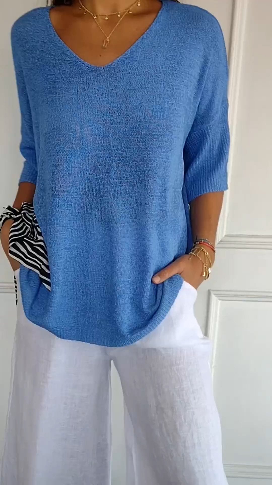 Blusa atemporal con cuello en V